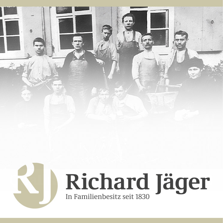 Teaser Vorschau verlinkt, Corporate Design Richard Jäger, Hintergrund historische Motiv Menschengruppe schwarz-weiß, das nach unten in weiß verläuft; Logo Visual goldfarbe, Text dunkelgrau 