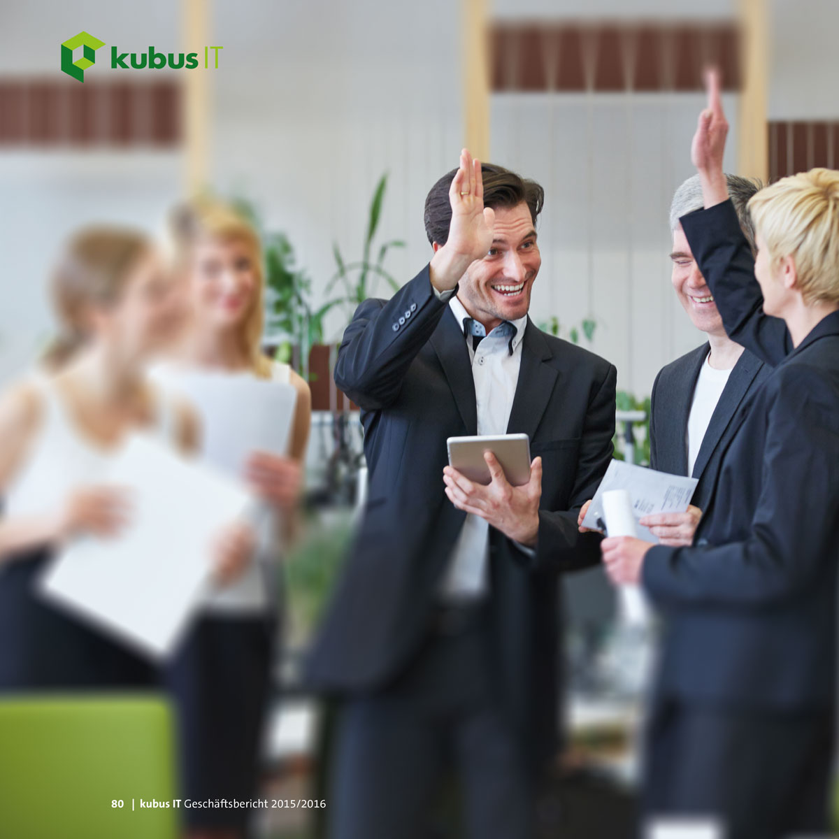 Teaser Quadrat verlinkt zu Editorial Design; Ausschnitt Titel kubus IT Geschäftsbericht Innenseite, erfolgreiches Business-Team