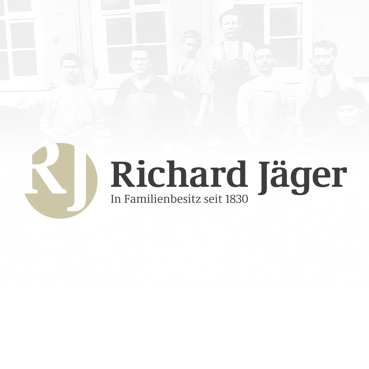 Logo Richard Jäger; Initialien RJ angeschnitten in goldfarbenem Kreis, rechts Firmennamen in modern-klssischer Schrift, dunkelgrau mit Subline: "In Familienbesitz seit 1830"; Hintergrund: Historisches abgesoftetes Motiv zu Weiß verlaufend