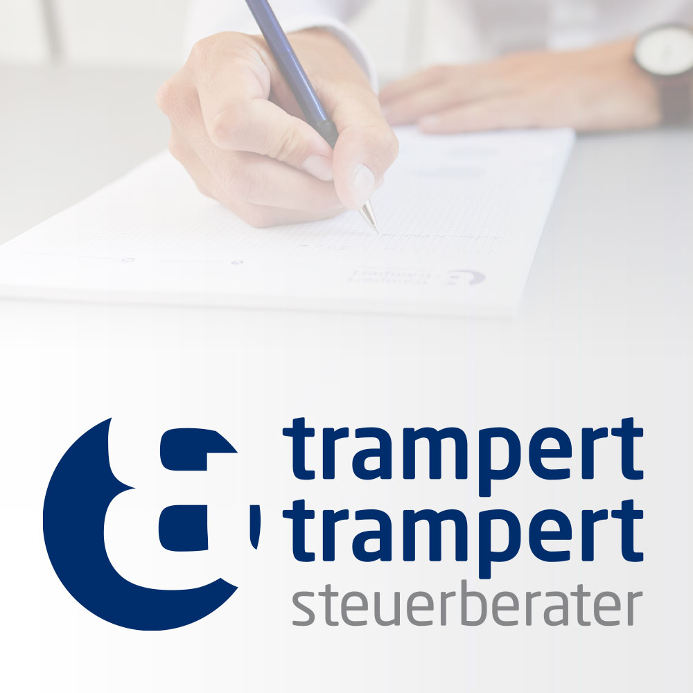 Teaser Quadrat verlinkt, Corporate Design trampert & trampert steuerberater; Logo, Hintergrund Hand mit blauem Stift schreibt auf Block