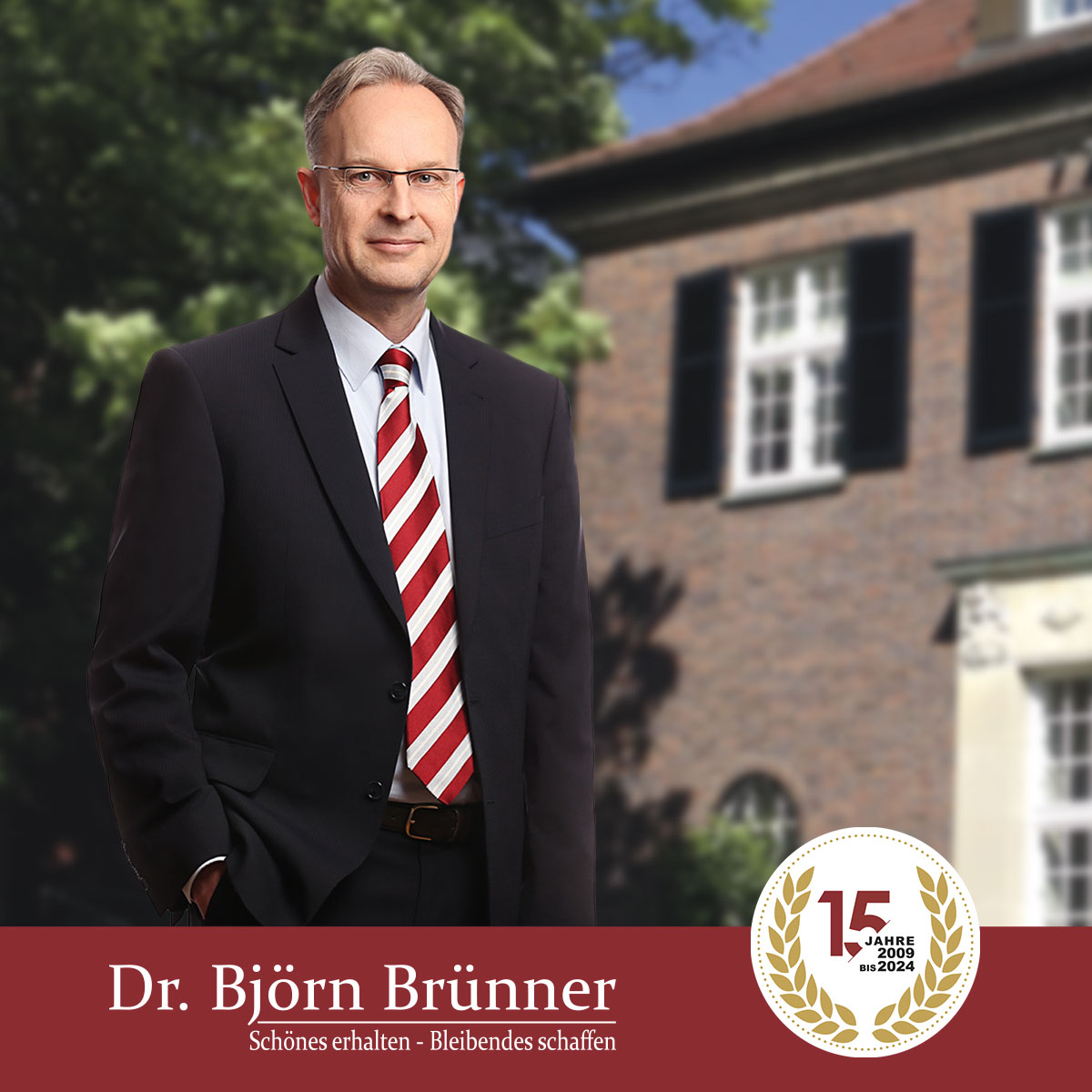 Teaser Quadrat verlinkt, Ausschnitt Internetauftritt Dr. Brünner Immobilien Hamburg; Halbkörperaufnahme Dr. Brünner, im Hintergrund herrschaftliches Anwesen; weißes Logo auf weinrotem Hintergrund; Jubiläumsplakette