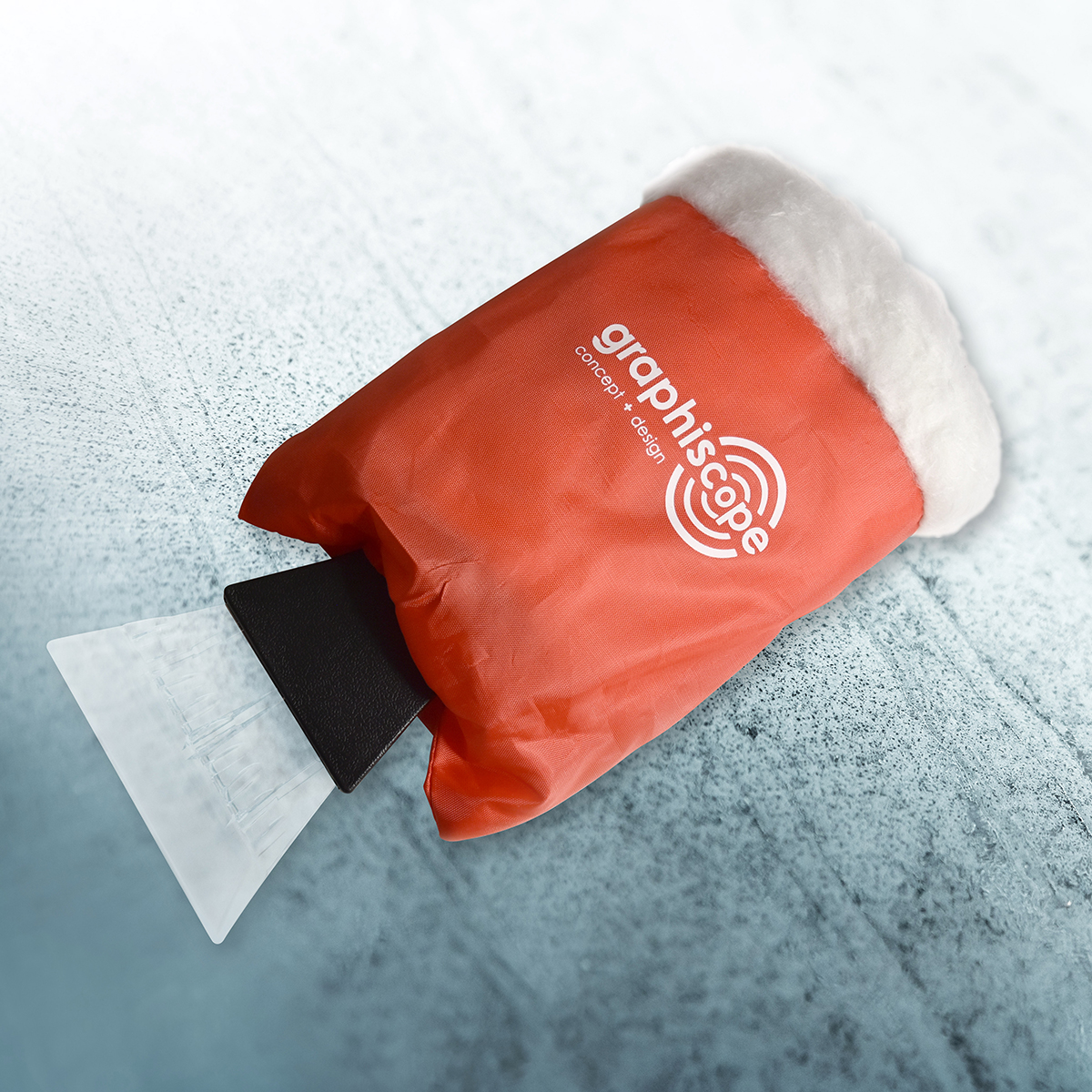 Teaser Quadrat verlinkt, Eigenwerbung Eiskratzer mit integriertem roten Handschuh und weißem Pelzsaum, weißer Logoaufdruck graphiscope concept + design; auf eisigem Hintergrund