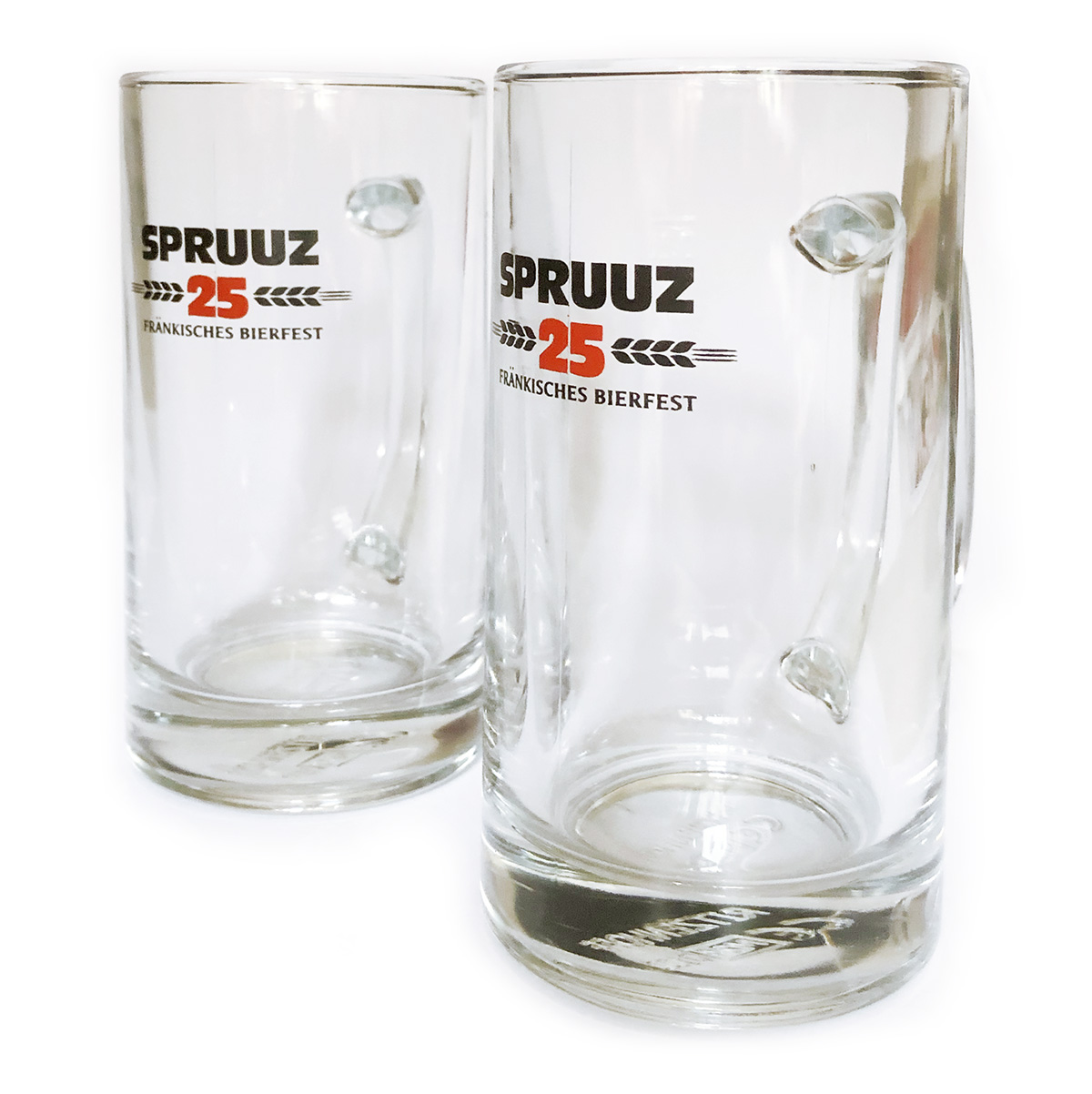 Teaser Quadrat verlinkt, zwei Glas-Bierseidel mit Logoaufdruck "Spruuz 25 Fränkisches Bierfest" vor weißem Hintergrund