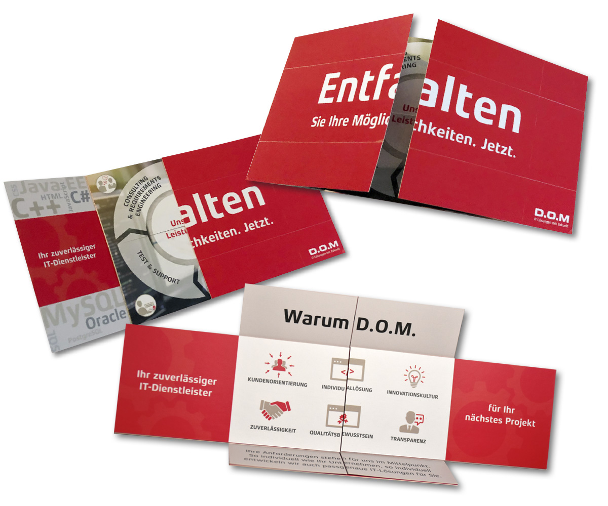 3 dynamische Ansichten einer unterschiedlich aufgeklappten Faltkarte in den Farben Rot, Weiß, Beige