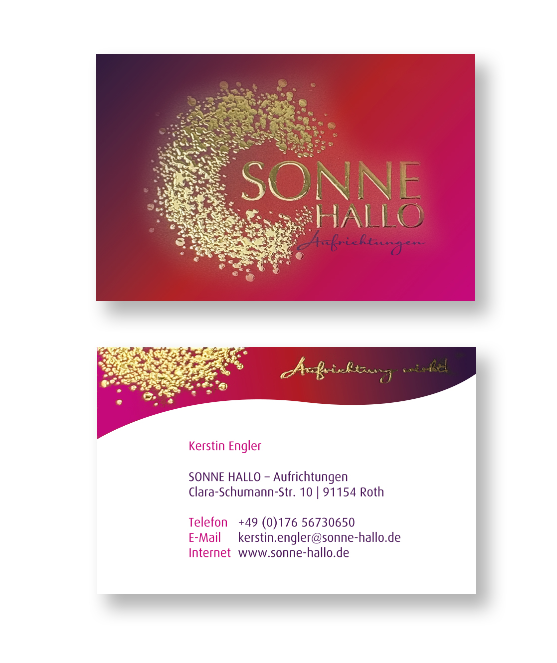 2-seitige Visitenkarte mit Gold veredeltem Sonnen-Logo auf Verlauf Dunkellila, Rot und Pink, Rückseite Kontaktdaten, am oberen Rand Teil der mit Gold veredelten Sonne angeschnitten auf geschwungenem Verlaufshintergrund