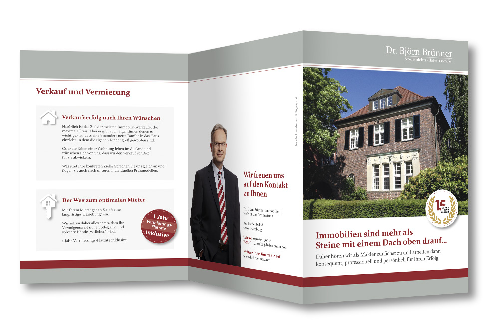 Außenseite 6-seitiges Faltblatt, geöffnet, Gestaltung in Weiß und Grau, akzentuiert mit Weinrot, hochwertige Immobilie, Dr. Björn Brünner, Info Verkauf und Vermietung